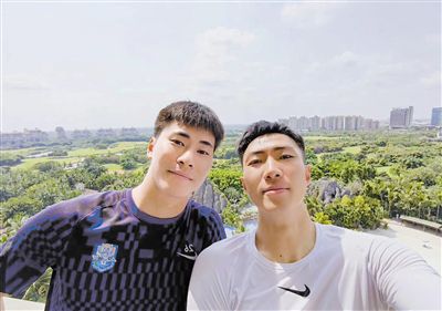 在她丈夫面前